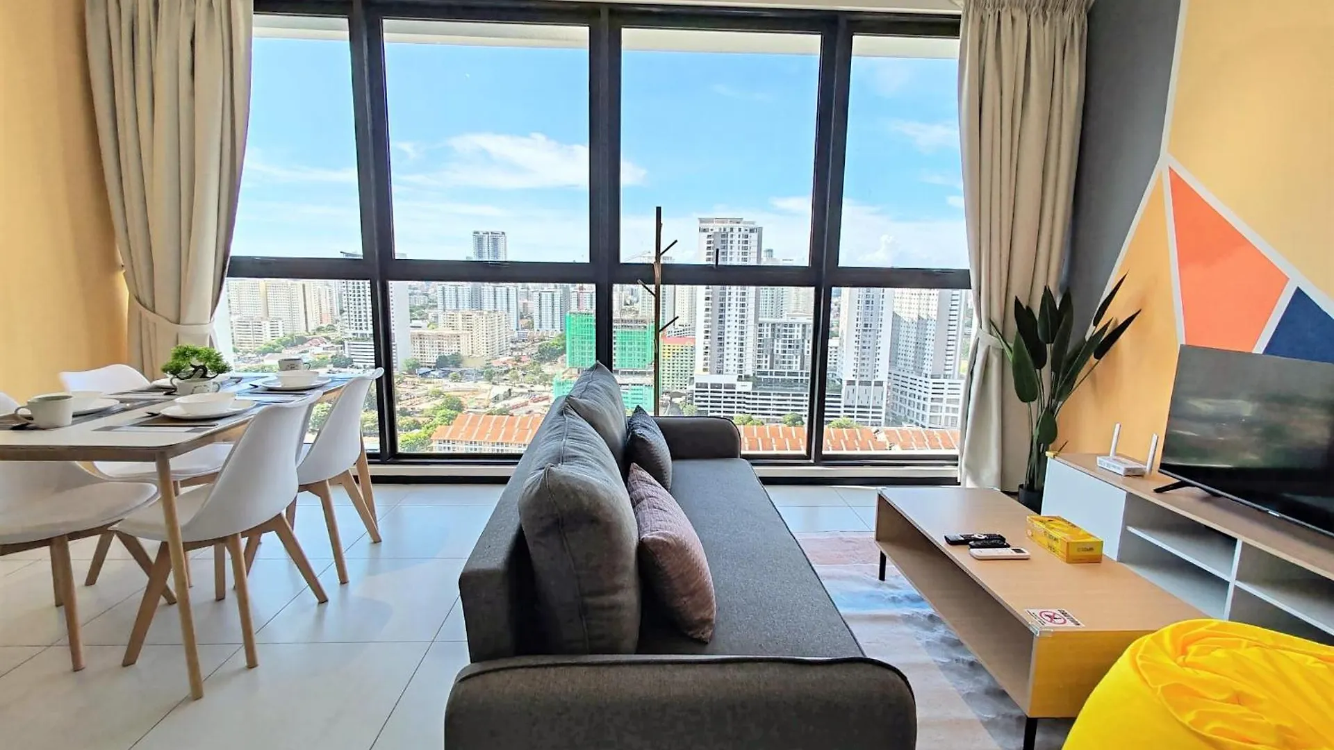 Apartament Sunlit Minimalist Suite, 7 Pax At Urban Suites Georgetown By Superstay Jelutong