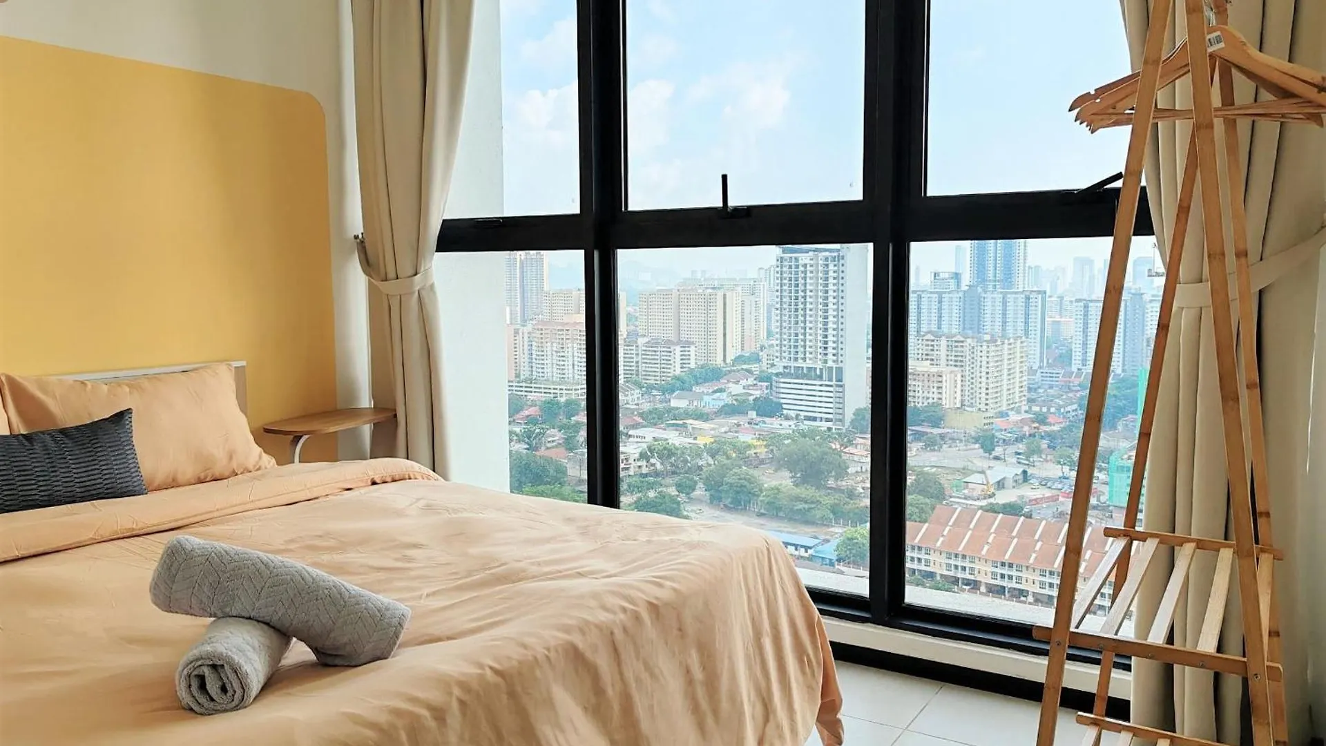 Sunlit Minimalist Suite, 7 Pax At Urban Suites Georgetown By Superstay Jelutong 0*,  Malezja